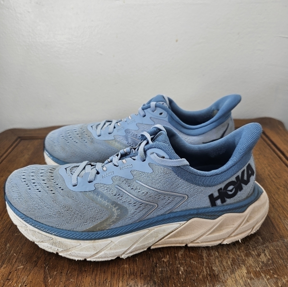 Hoka One One Arahi 5 Running Shoes Women's Size 9it have a little tear inside